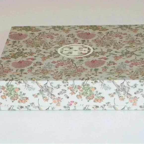 Tory Burch Accessories  Ribbed Merino Mittens And Hat Cream/White Size: Os - Picture 6 of 7